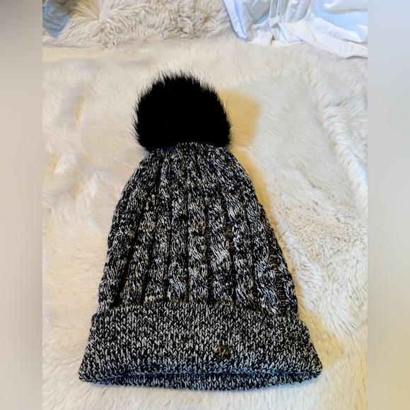 EUC!! lululemon Beanie w/Pom - Picture 1 of 6